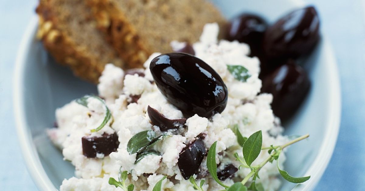 Feta-Aufstrich Rezept | EAT SMARTER Feta-Aufstrich Rezept | EAT SMARTER