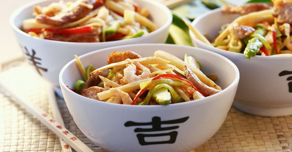 Fleisch mit Garnelen und Gemüse aus dem Wok