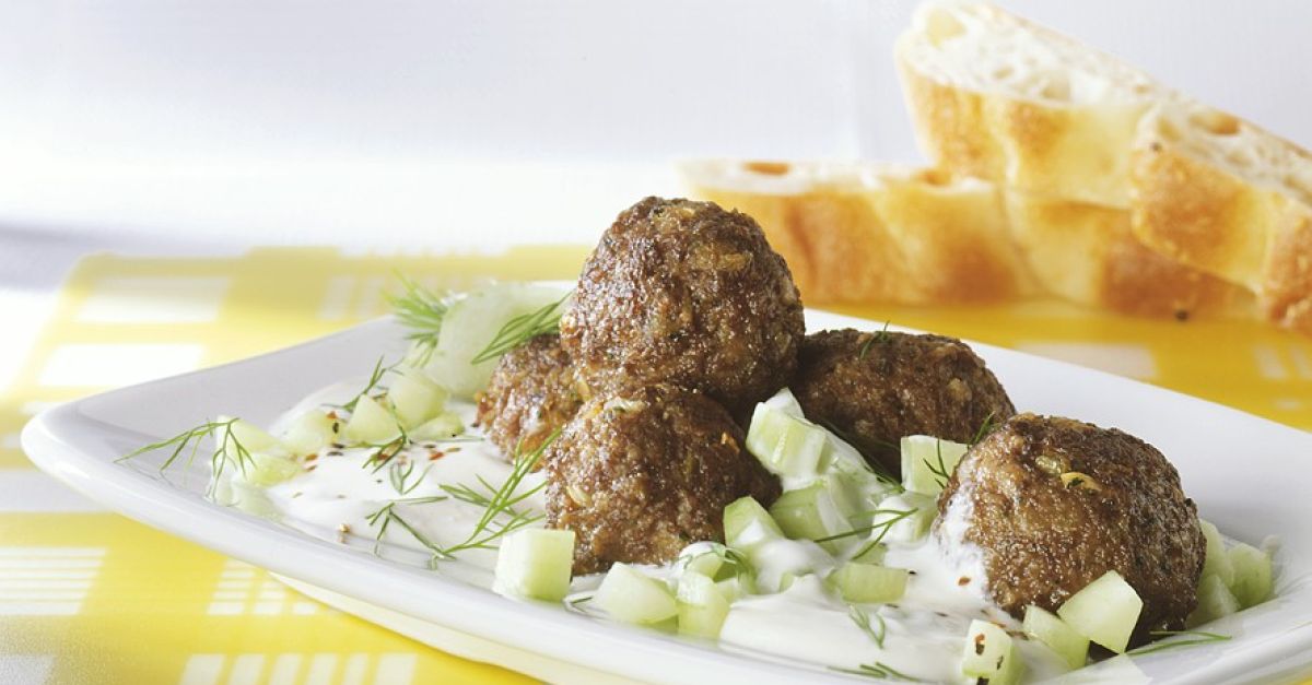 Fleischbällchen mit Gurkensauce Rezept | EAT SMARTER