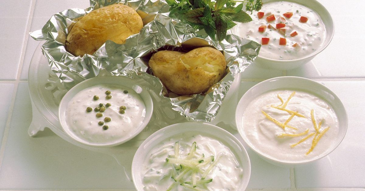 Folienkartoffeln mit vier Saucen Rezept | EAT SMARTER