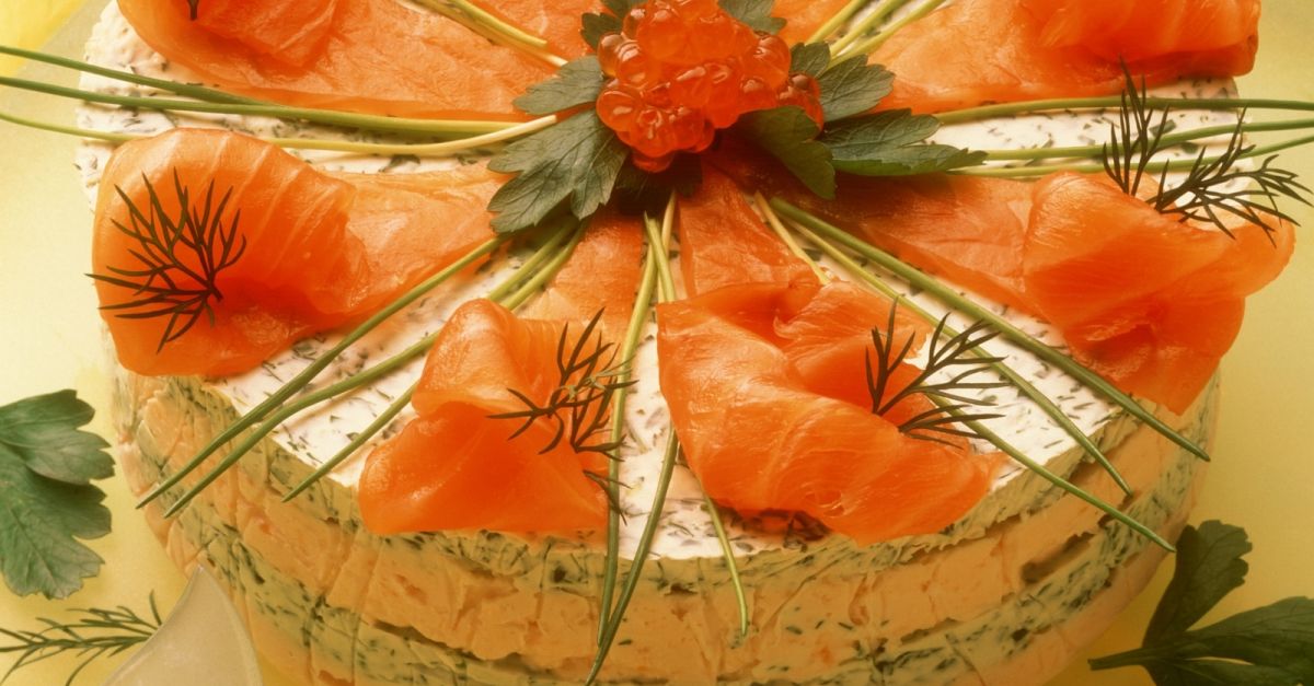 Frischkäsetorte mit Lachs Rezept | EAT SMARTER