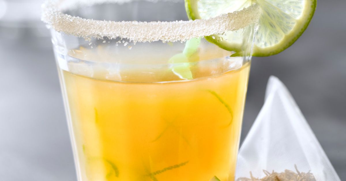 Fruchtiger Tee-Drink ohne Alkohol Rezept | EAT SMARTER