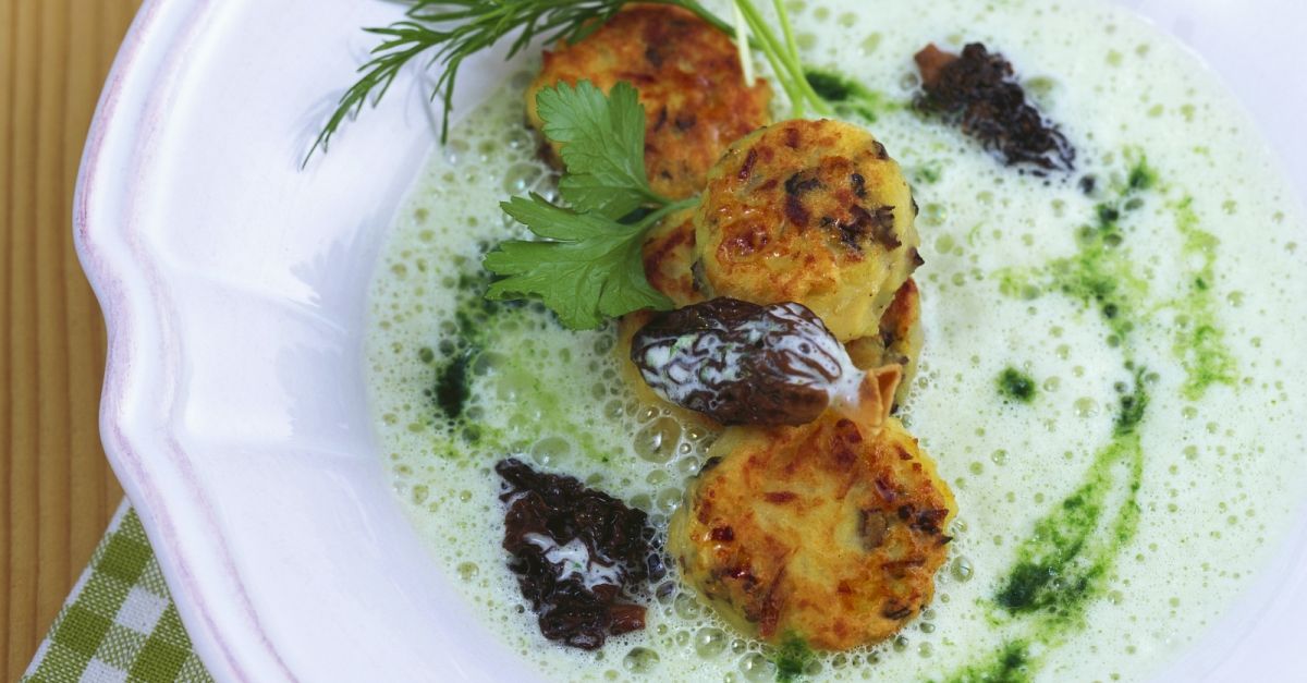 Frühlingshafte Kräutersuppe mit Morchel-Kartoffelpuffern Rezept | EAT ...