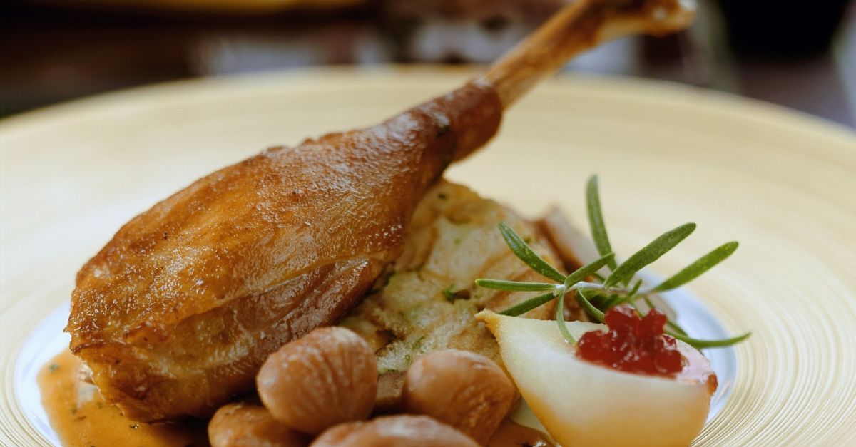 Gänsekeule mit Maroni und Birne Rezept | EAT SMARTER