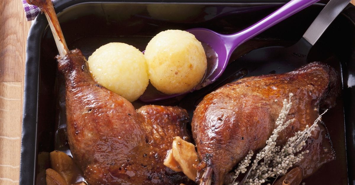 Gänsekeule mit Pflaumen-Apfel-Soße Rezept | EAT SMARTER Gänsekeule mit Pflaumen-Apfel-Soße Rezept | EAT SMARTER