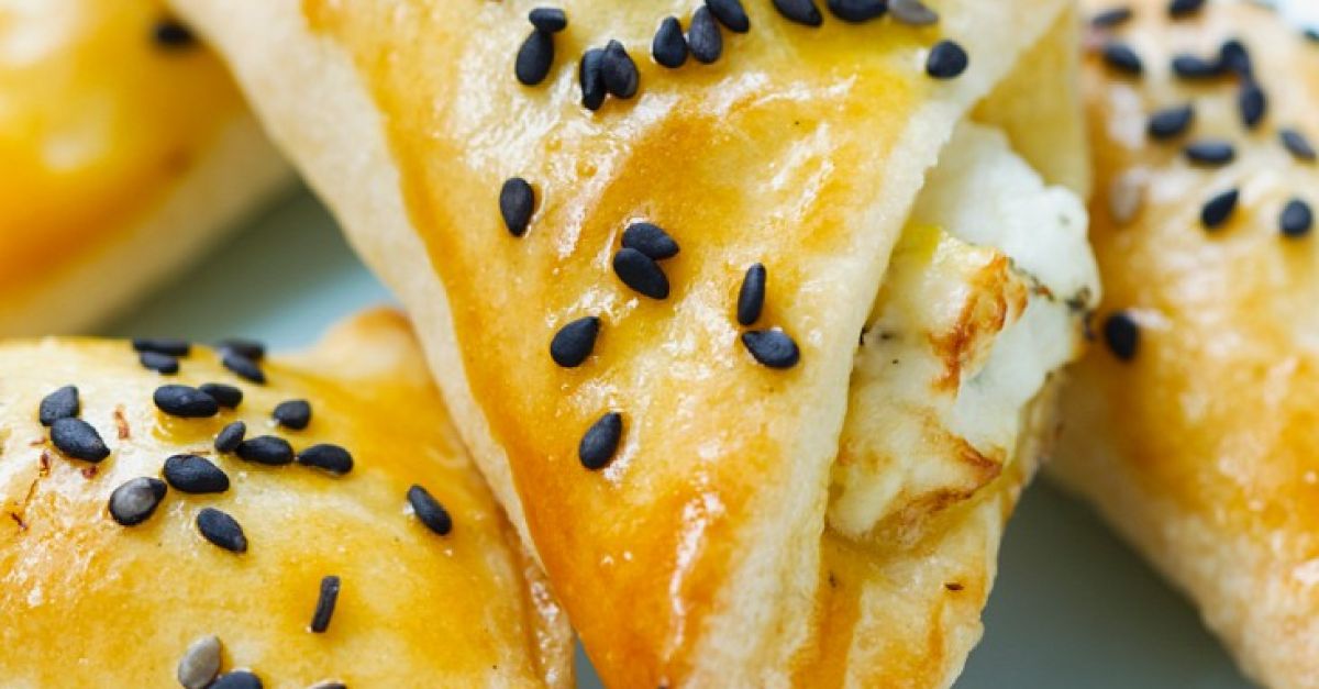 Gebacken Teigtaschen mit Käsefüllung Rezept | EAT SMARTER Gebacken Teigtaschen mit Käsefüllung Rezept | EAT SMARTER