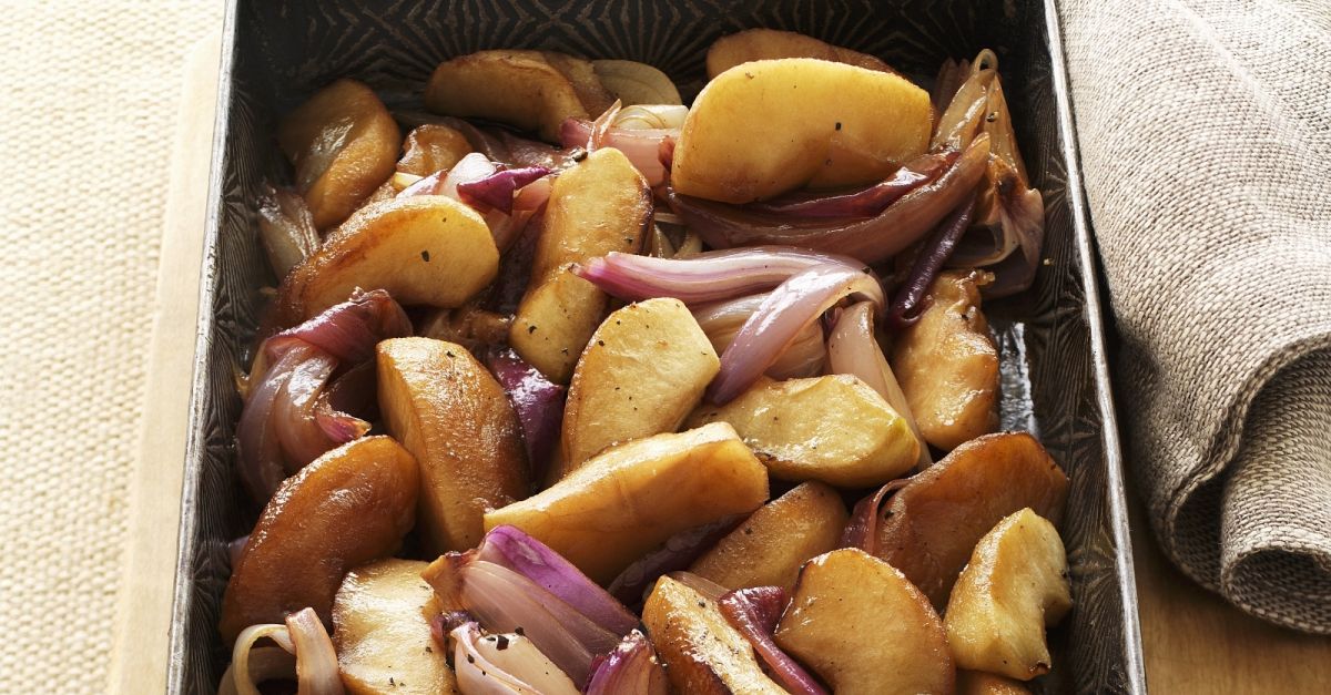 Gebackene Äpfel und Zwiebeln in Balsamessig Rezept | EAT SMARTER