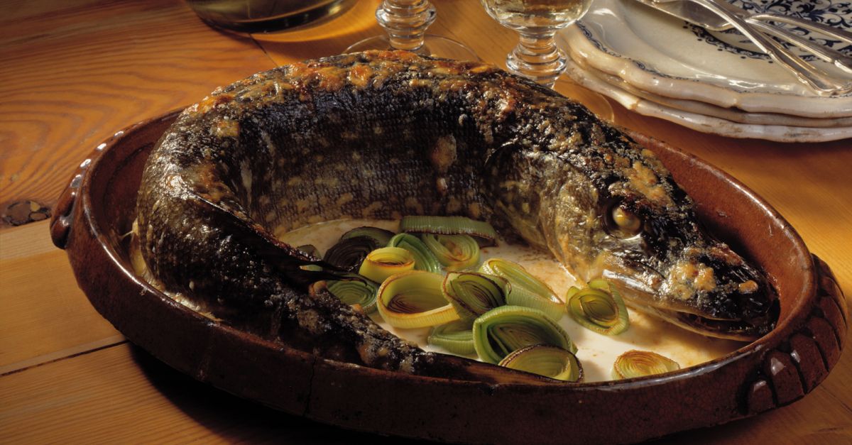 Gebackener Hecht mit Weißwein-Sahnesauce Rezept | EAT SMARTER