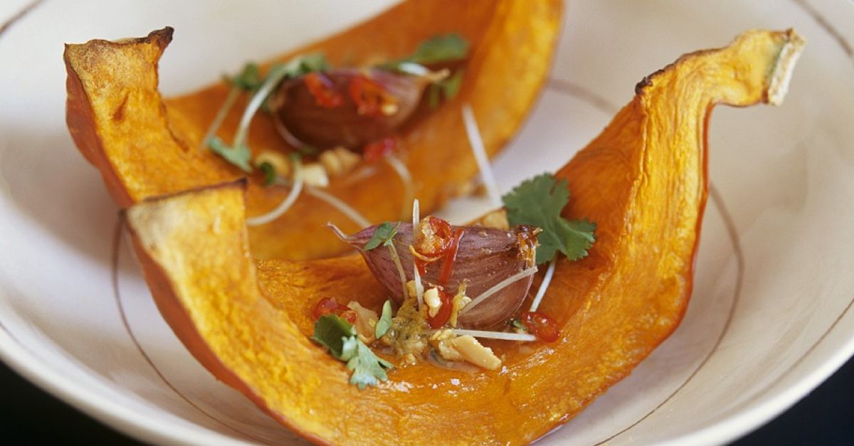 Gebackener Kürbis mit Dressing Rezept | EAT SMARTER