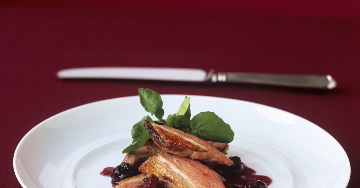 Gebratene Entenbrust mit Kirschsoße Rezept | EAT SMARTER
