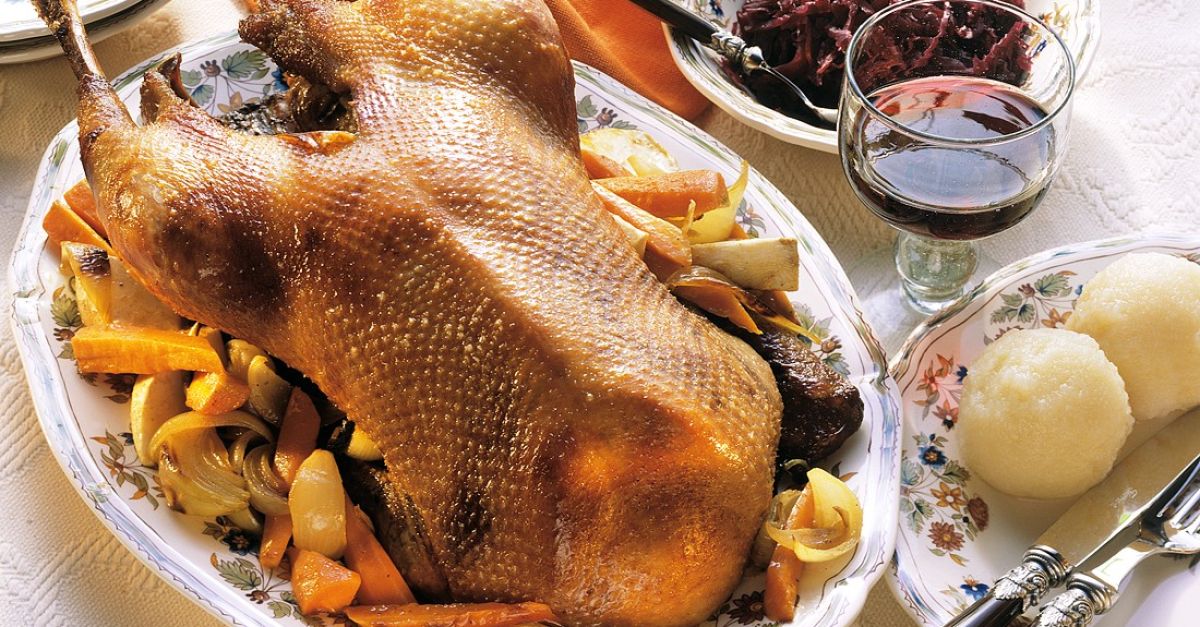 Gebratene Gans mit Rotkraut und Knödeln Rezept | EAT SMARTER