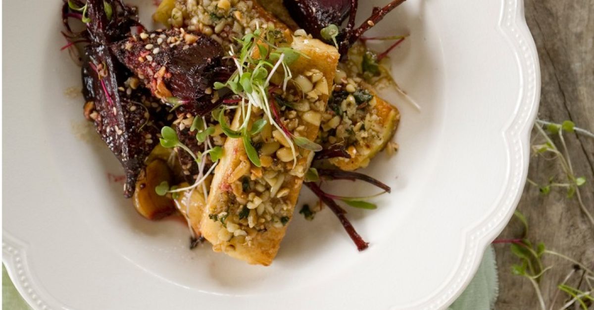 Gebratene Rote Rüben mit Käsestängchen Rezept | EAT SMARTER