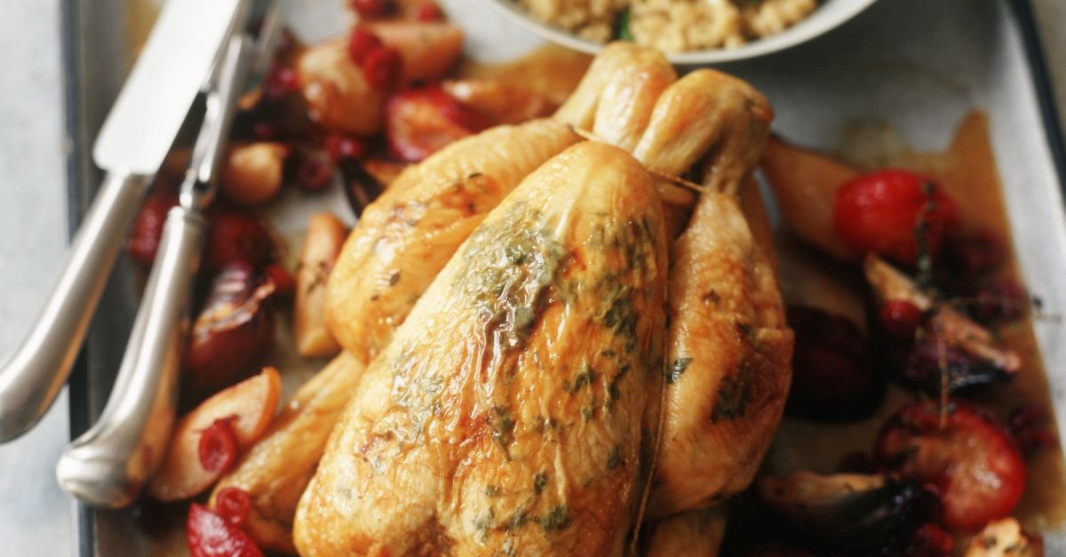 Gebratenes Hähnchen mit Obst und Couscous Rezept | EAT SMARTER
