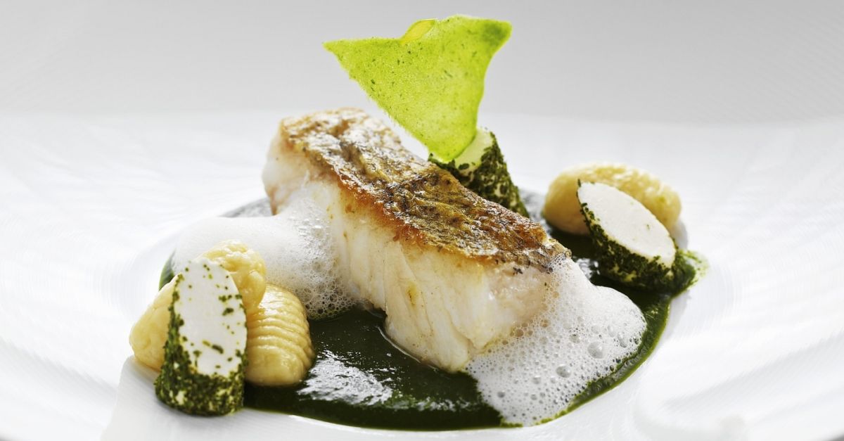 Gebratenes Seehechtfilet auf Bärlauchcreme Rezept | EAT SMARTER