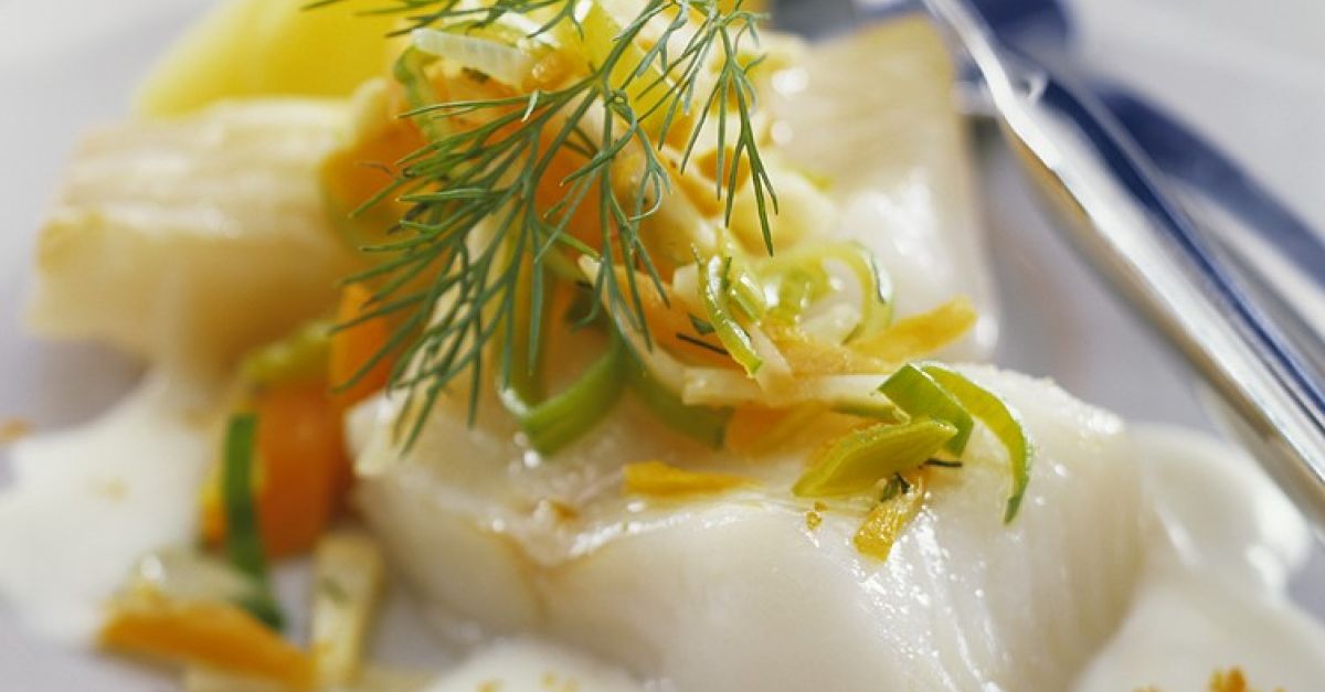 Gedämpfter Fisch mit Gemüse Rezept | EAT SMARTER