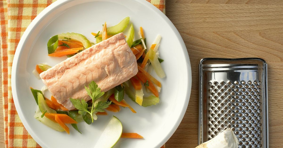 Gedämpfter Lachs mit Gemüse Rezept | EAT SMARTER