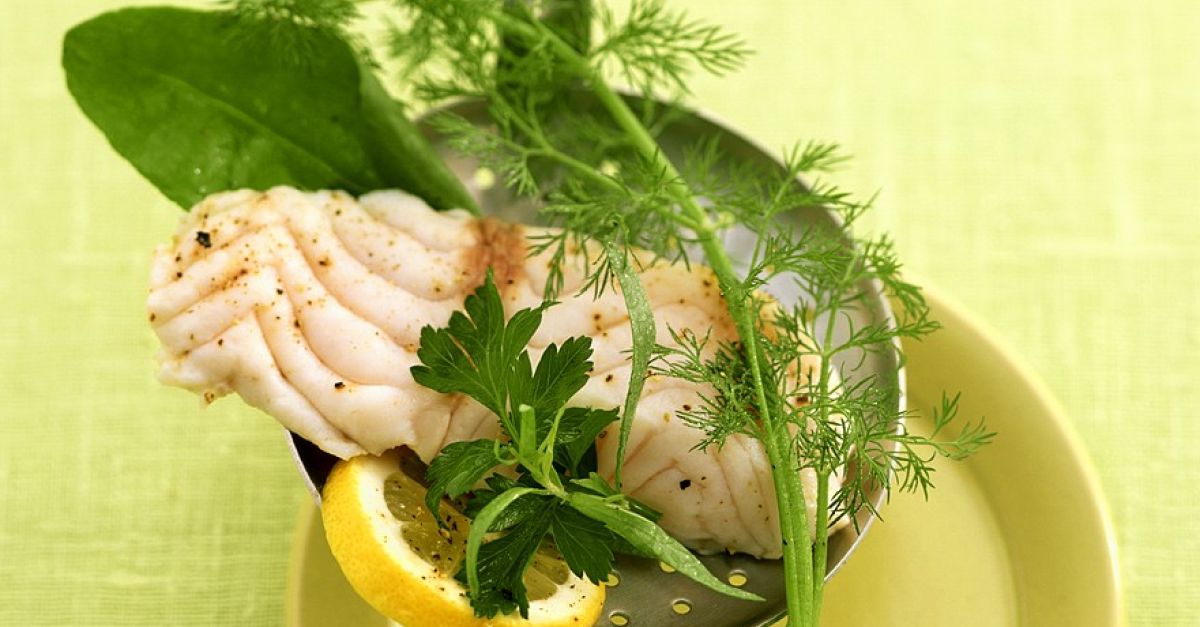 Gedämpftes Fischfilet auf Sieblöffel mit Kräutern Rezept | EAT SMARTER