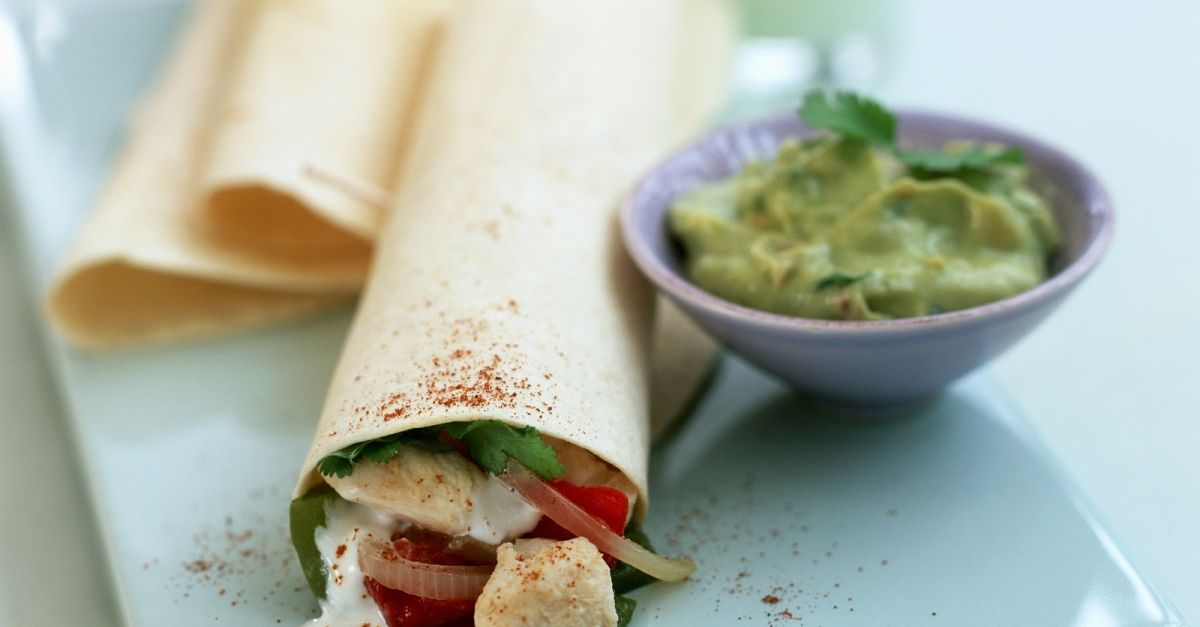Geflügel-Wraps mit Avocado-Dip Rezept | EAT SMARTER