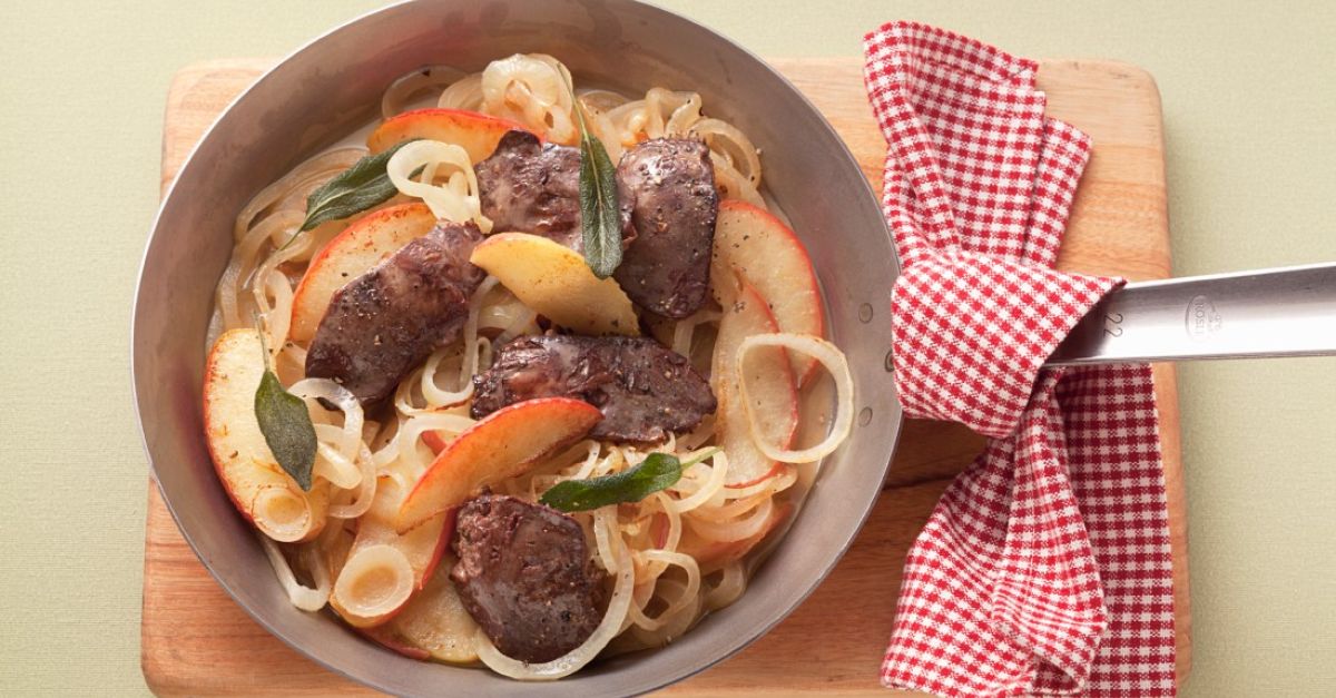 Geflügelleber mit Apfel und Zwiebel Rezept | EAT SMARTER