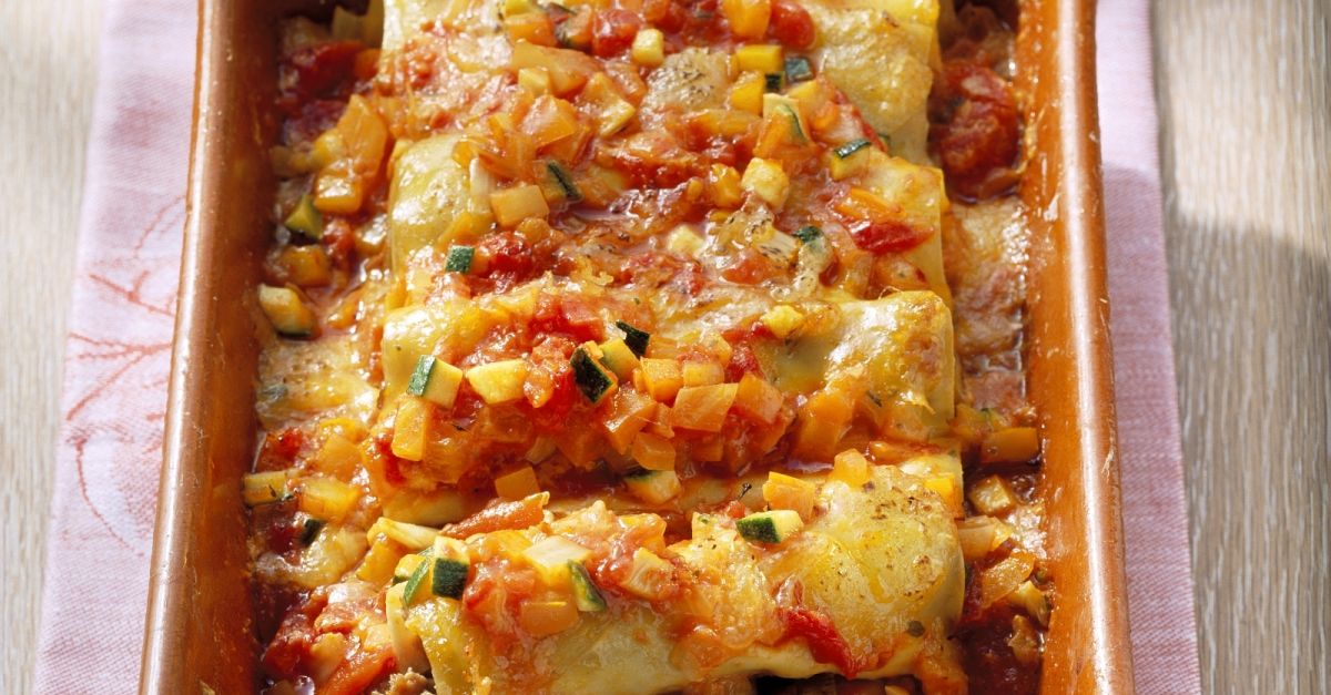 Gefüllte Cannelloni mit Gemüsesoße Rezept | EAT SMARTER Gefüllte Cannelloni mit Gemüsesoße Rezept | EAT SMARTER