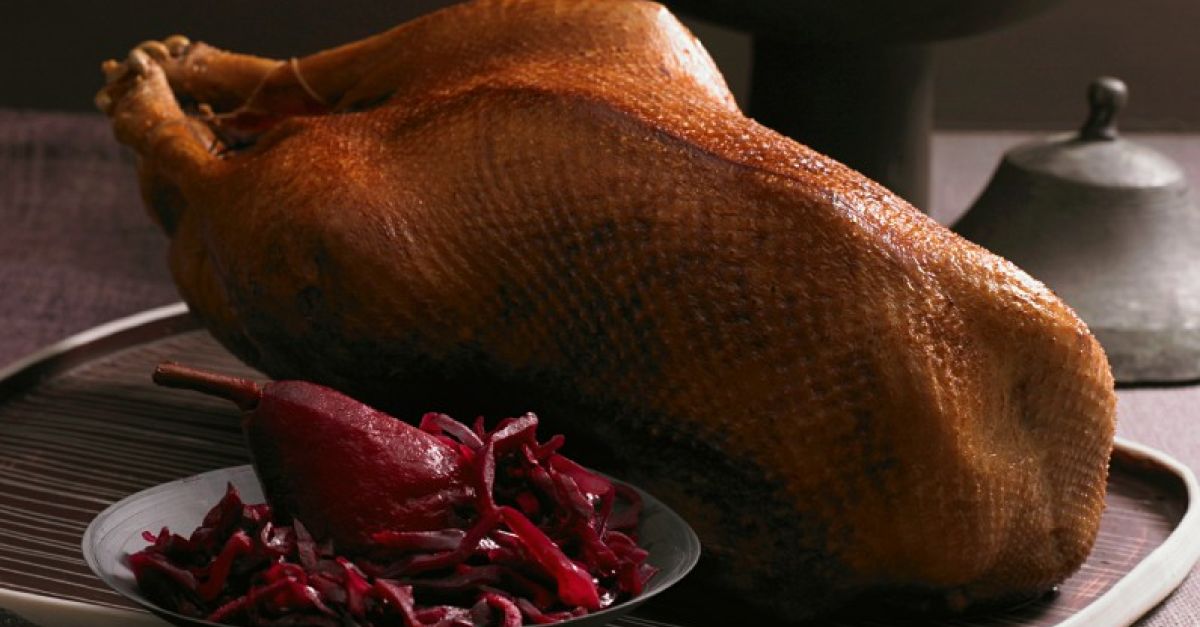 Gefüllte Gans nach Omas Rezept Rezept | EAT SMARTER