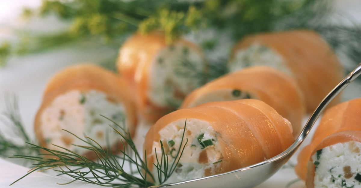 Gefüllte Lachsröllchen Rezept | EAT SMARTER