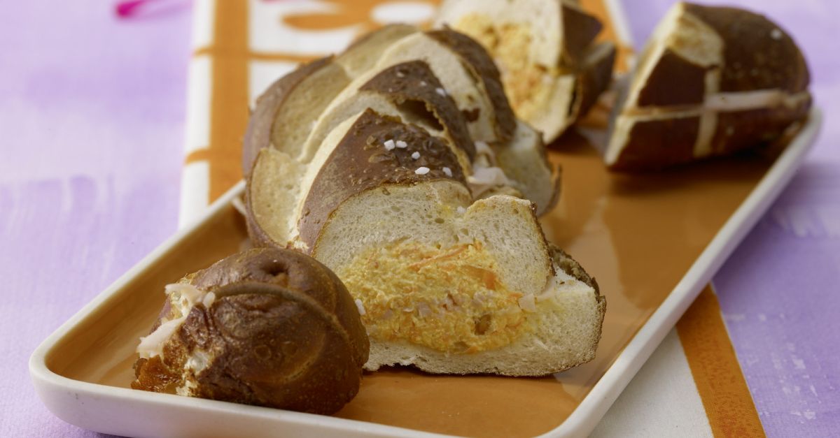 Gefüllte Laugenstange Rezept | EAT SMARTER