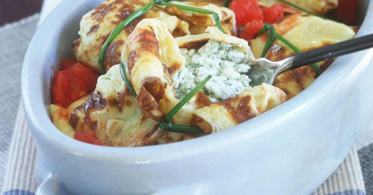 Gefüllte Pfannkuchen mit Ricotta, Mozzarella und Tomaten Rezept | EAT ...