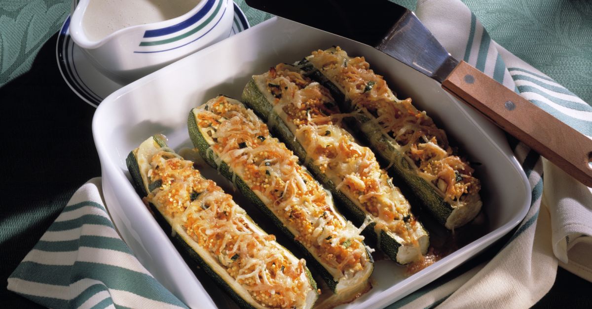Gefüllte Zucchini mit Hirse und Käse Rezept | EAT SMARTER