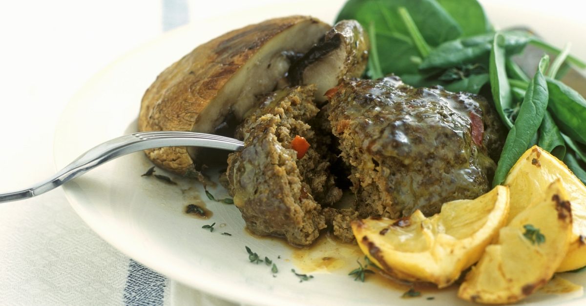 Gegrillte Frikadelle mit Gemüsebeilage Rezept | EAT SMARTER