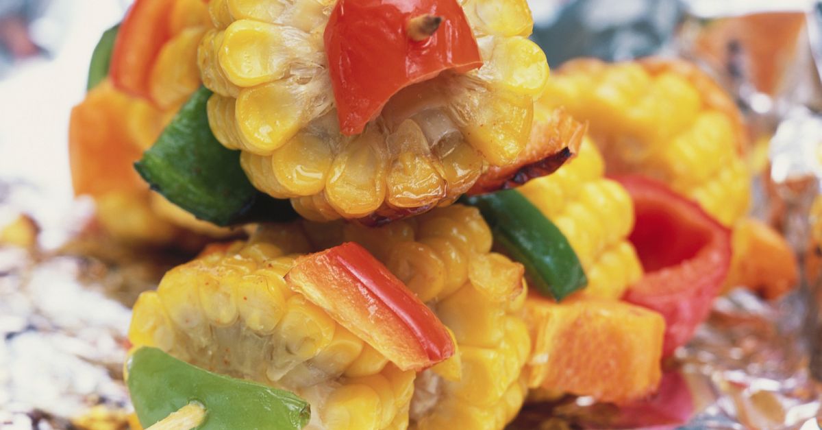 Gegrillte Mais-Paprika-Spieße Rezept | EAT SMARTER