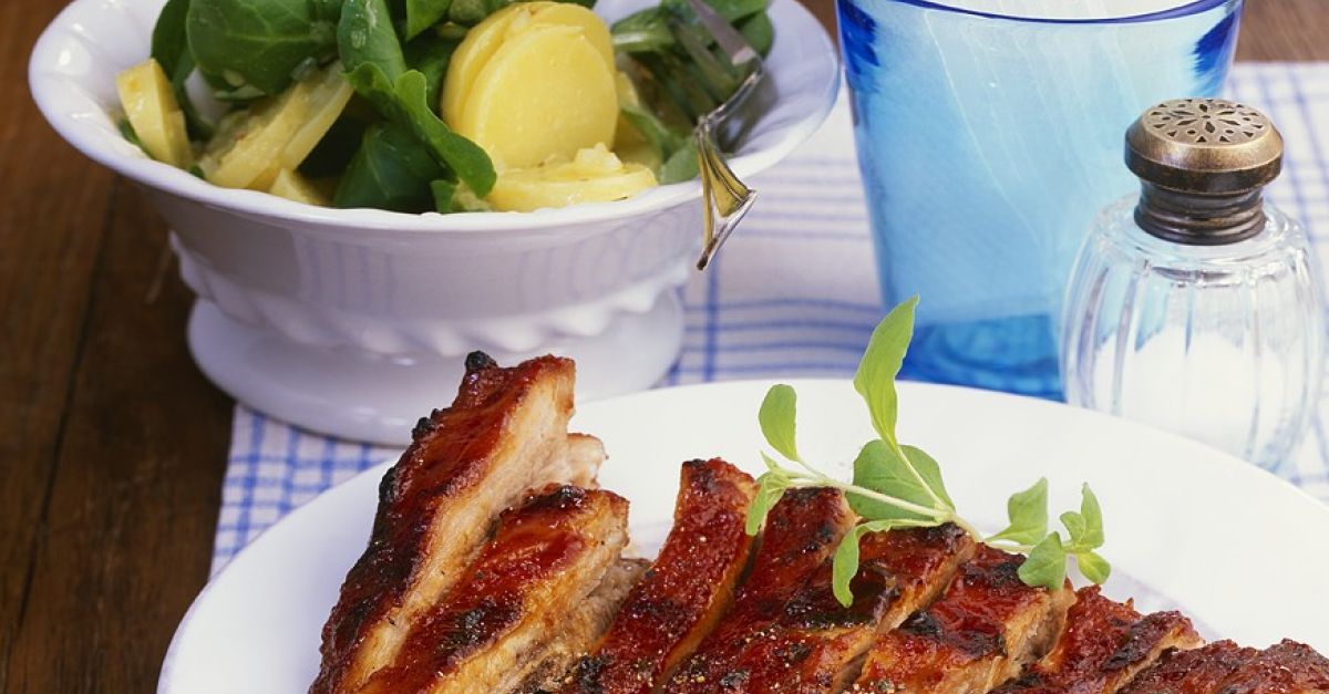 Gegrillte Spareribs mit Kartoffelsalat Rezept | EAT SMARTER