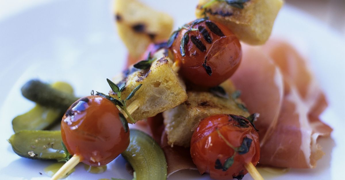 Gegrillte Tomaten-Brot-Spieße mit Prosciutto Rezept | EAT SMARTER