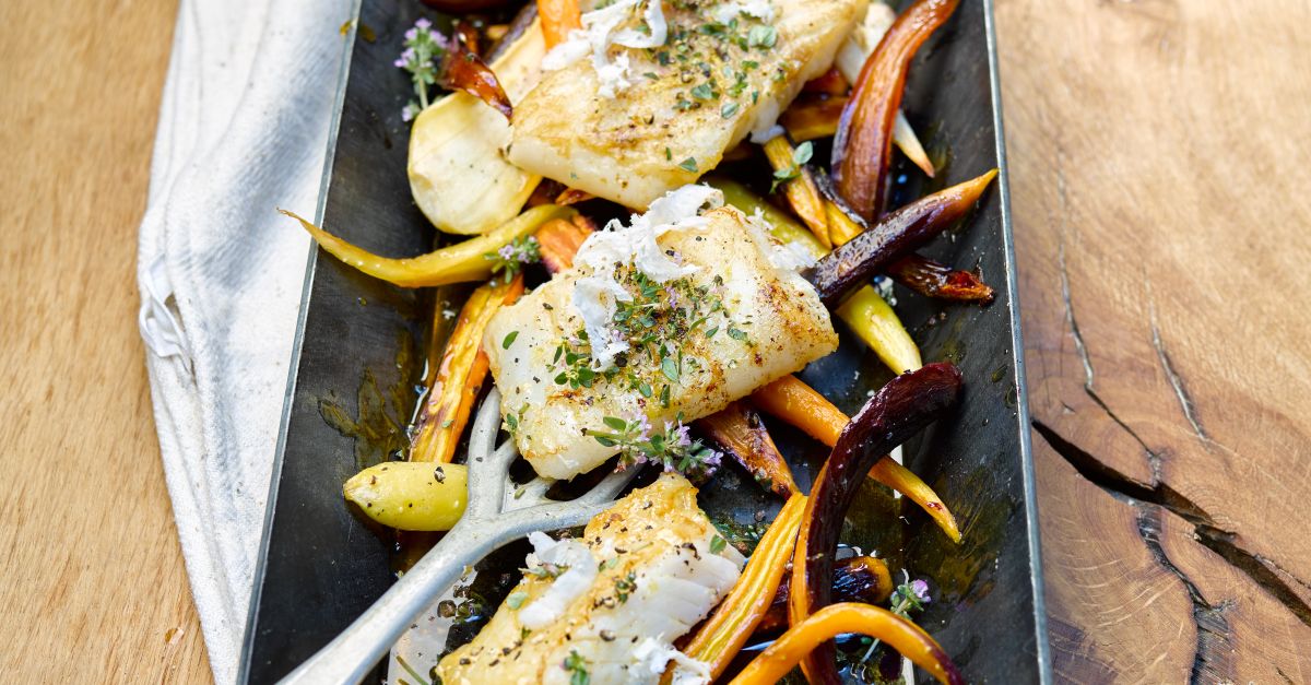 Gegrillter Alaska-Kabeljau mit Wurzelgemüse aus dem Ofen Rezept | EAT ...