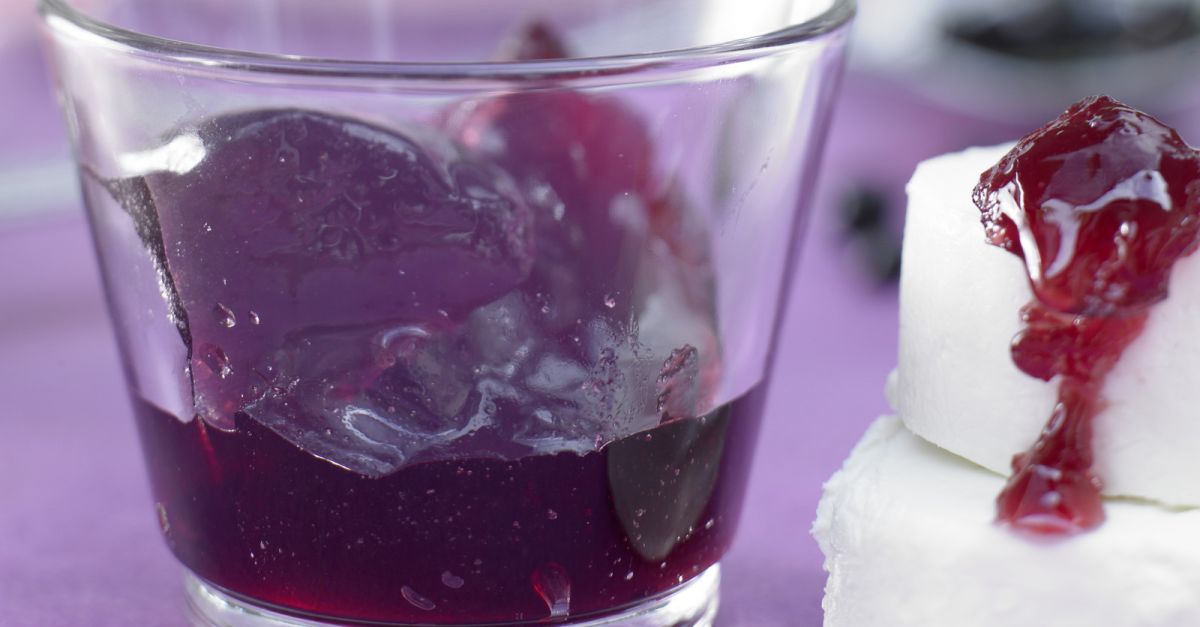 Gelee aus schwarzen Johannisbeeren Rezept | EAT SMARTER