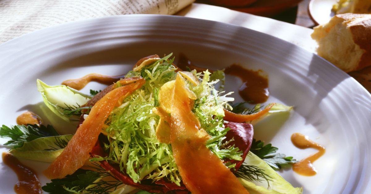 Gemischter Salat mit Lachs und Senf-Dressing Rezept | EAT SMARTER