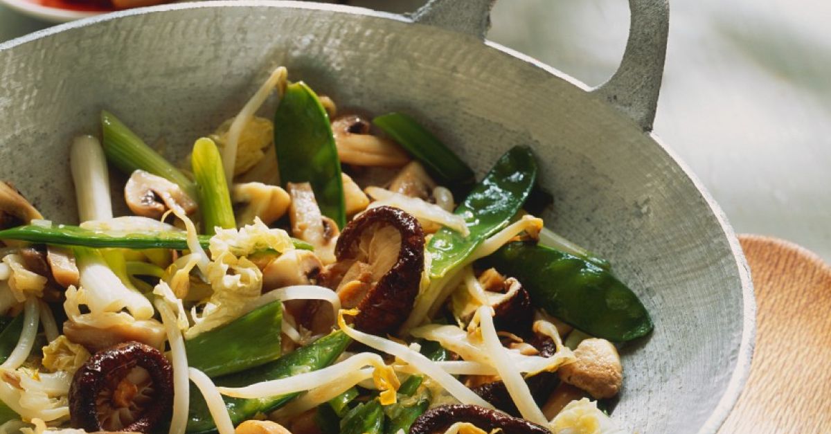 Gemüse mit Pilzen aus dem Wok Rezept | EAT SMARTER