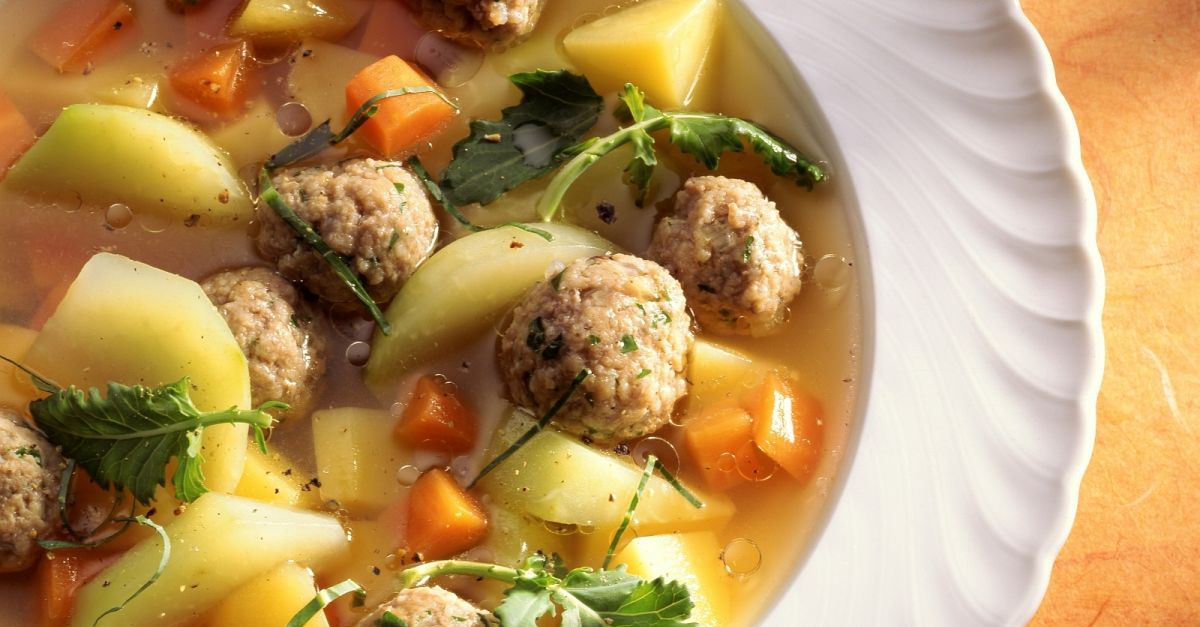 Hackbällchensuppe mit Kohlrabi, Karotten und Kartoffeln Rezept | EAT ...