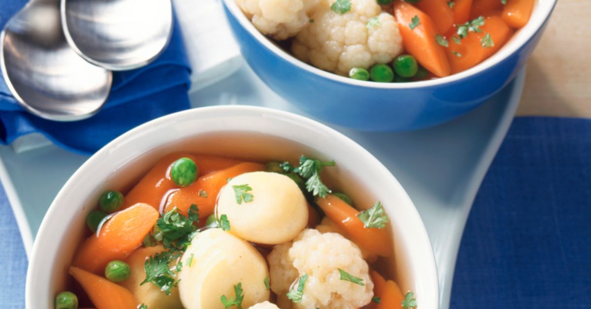 Gemüsesuppe mit Käseklößchen Rezept | EAT SMARTER Gemüsesuppe mit Käseklößchen Rezept | EAT SMARTER