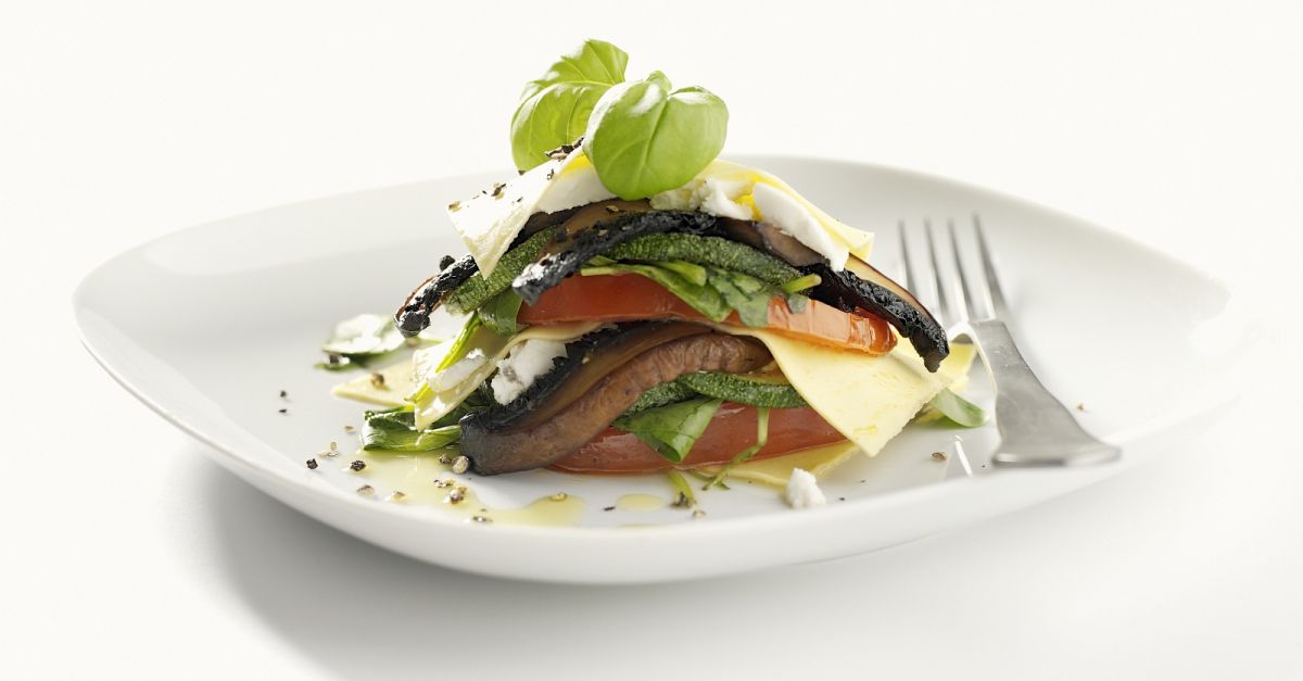 Geschichtete Antipasti aus Auberginen, Zucchini, Tomaten Rezept EAT