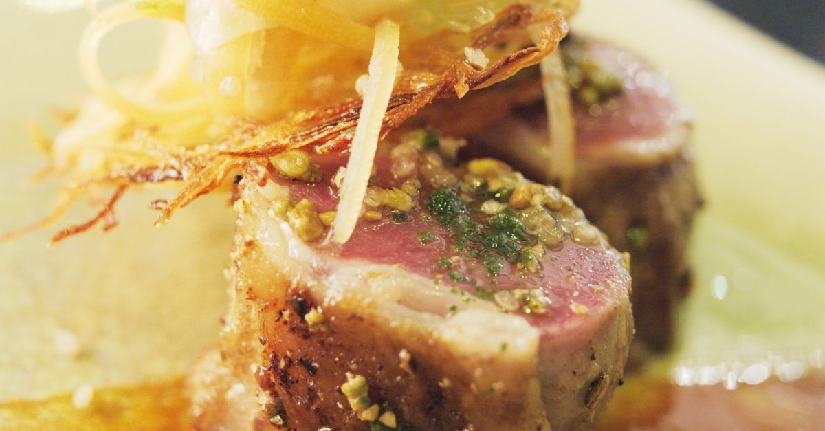 Geschmorter Lammlachs mit Kartoffeltalern Rezept | EAT SMARTER