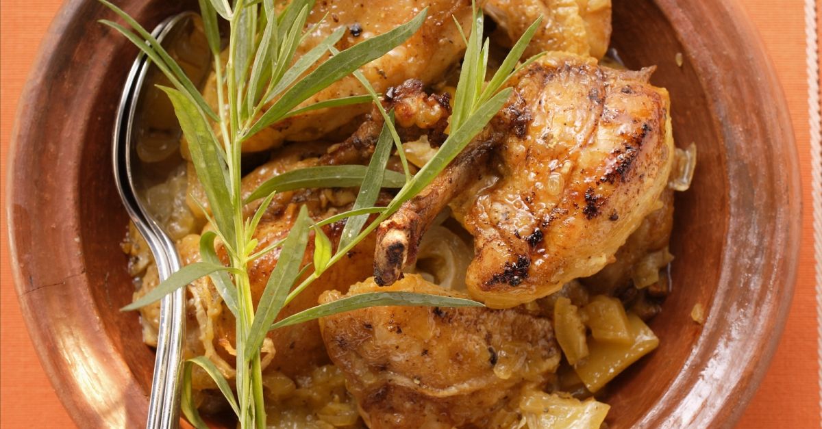 Geschmortes Hähnchen mit Zwiebeln aus der Tajine Rezept | EAT SMARTER