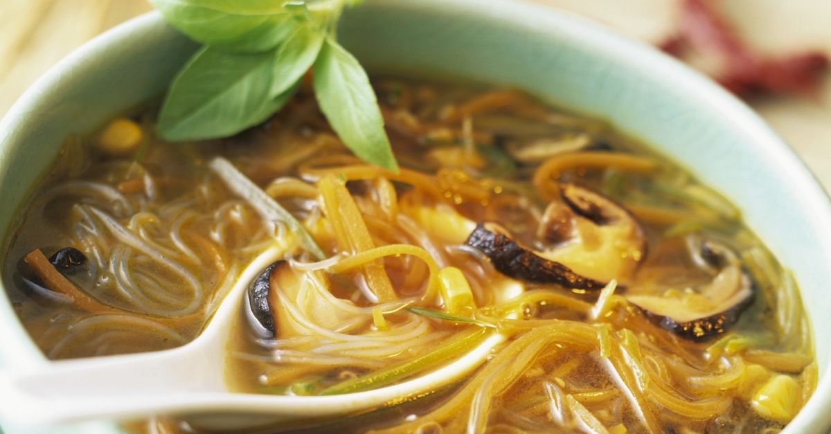Glasnudelsuppe mit Mais und Shiitake Rezept | EAT SMARTER