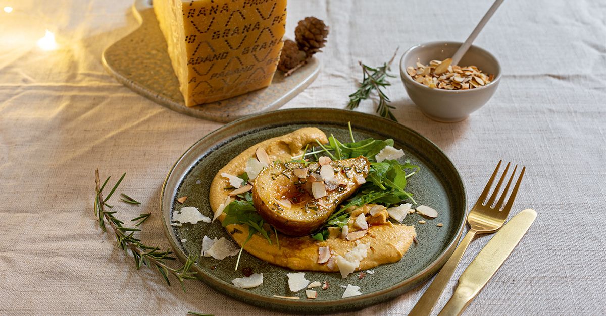 GranaPadanoHummus mit Rucola, gerösteter Honigbirne und Mandeln EAT