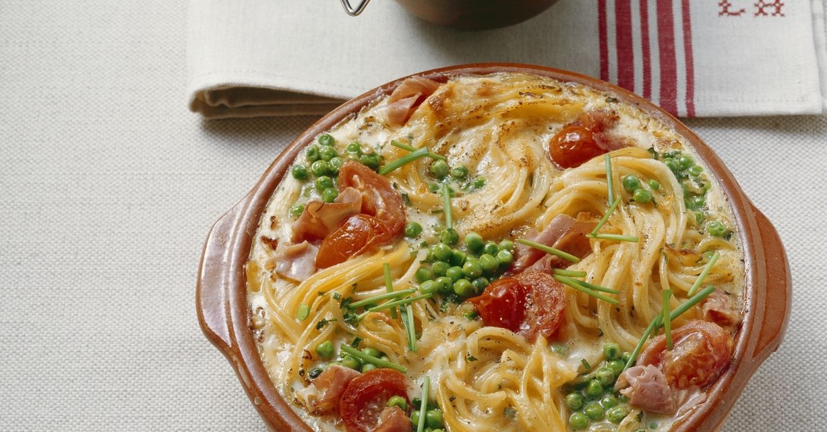 Gratin mit Speck, Sahne, Eiern und Erbsen (Carbonara) Rezept EAT SMARTER