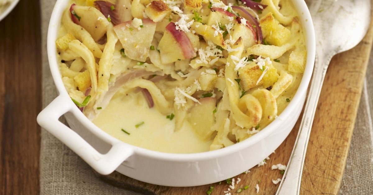 Gratinierte Spätzle mit Apfel Rezept | EAT SMARTER