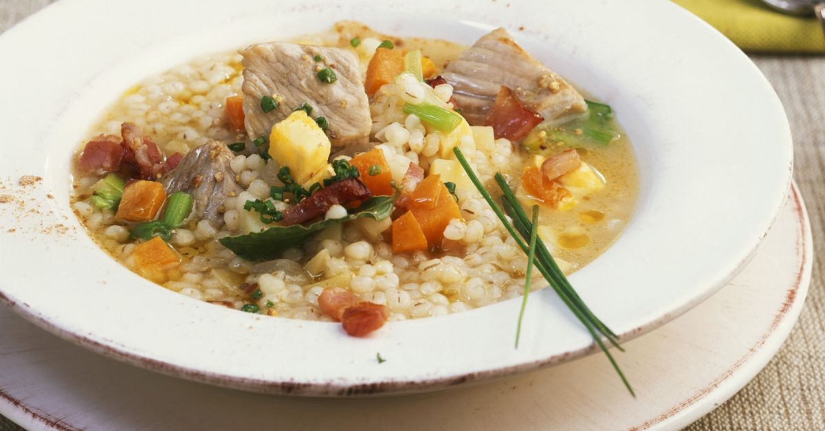 Graupensuppe mit Schweinefleisch und Gemüse Rezept | EAT SMARTER