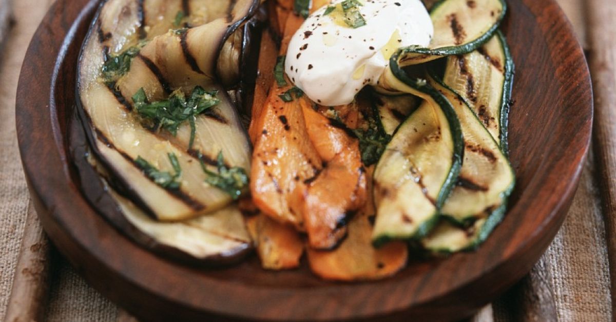 Grill-Gemüse mit Kräutern und Crème fraiche Rezept | EAT SMARTER