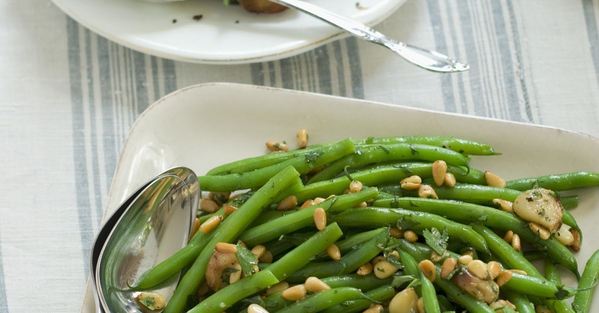 Grüne Bohnen mit Pinienkernen und gebratenen Kartoffeln Rezept | EAT ...