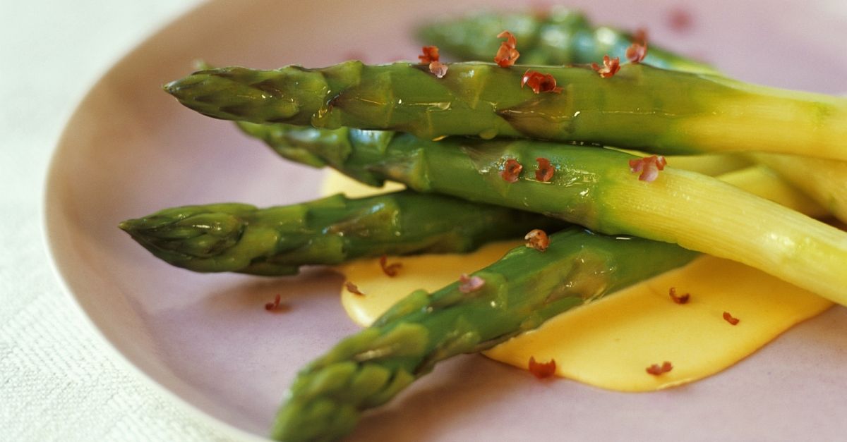 grüner Spargel mit holländischer Soße Rezept | EAT SMARTER